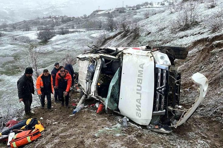 Artvin'de ambulans uçuruma yuvarlandı: 1 ölü, 4 yaralı