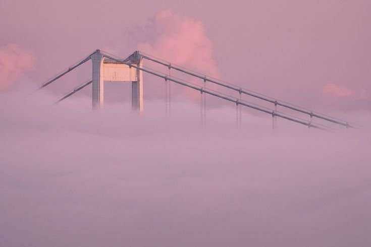 İstanbul Boğazı sis bulutlarının arasında kayboldu