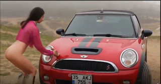 Bu Kız Delirmiş Fantezi Olsun Diye Arabasıyla Dağa Gelip Takma Yarakla Fantezi Yapıyor – İzle | TurkIfsaLife