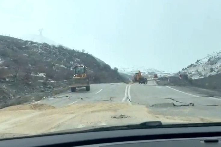 Hakkari-Van yolunda çökme: Ulaşım kontrollü sağlanıyor