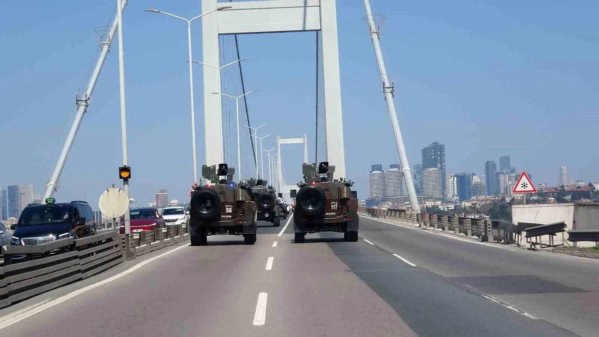 İstanbul'da Polis Haftası coşkusu: 15 Temmuz Şehitler Köprüsü'nden Sultanahmet'e görkemli kortej