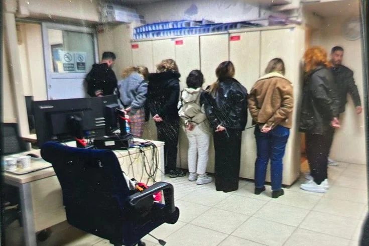 Polislere yönelik alaycı ifade kullanarak görüntü çeken şüphelilerden 1 kişi tutuklandı