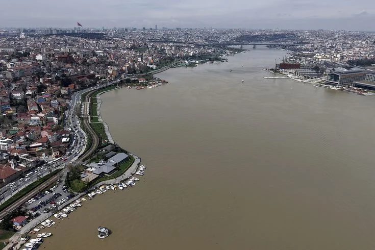 Sağanak sonrası İstanbul Boğazı'ndaki renk değişimi havadan görüntülendi