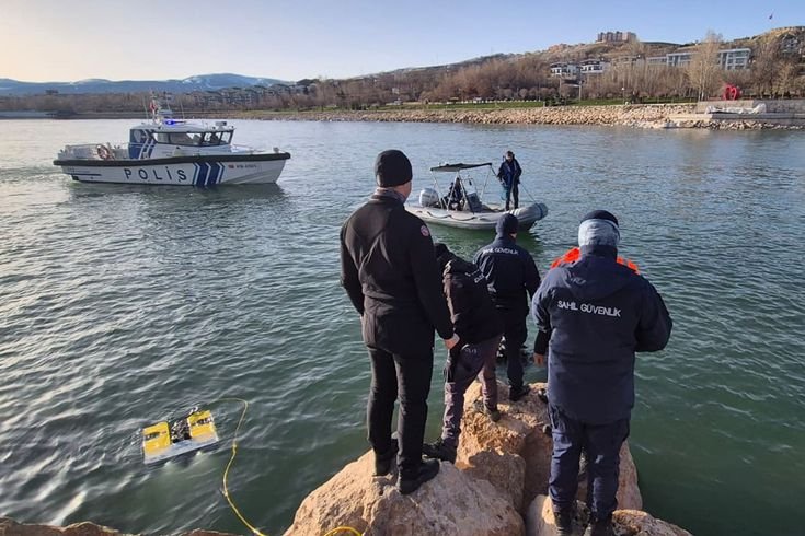 Van Gölü'nde yürek yakan olay! 17 yaşındaki gencin cansız bedeni çıkarıldı