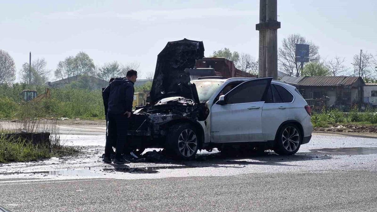 Seyir halindeki cip yandı