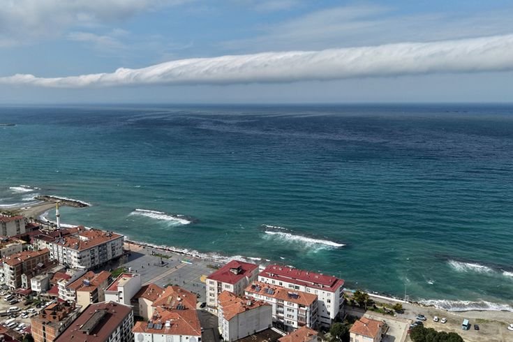 Karadeniz'de nadir görülen rulo bulut oluştu