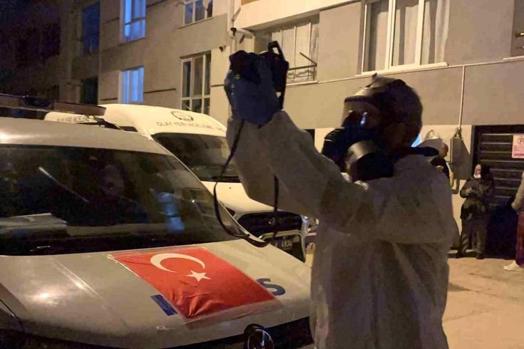 Komşuların kokulardan rahatsız olduğu daireden genç adamın cesedi çıktı