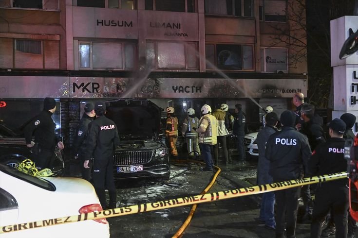 Beşiktaş'ta araç kiralama şirketinde çıkan yangında 14 araç zarar gördü