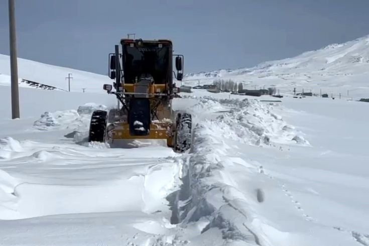 Bitlis'te nisan ayında yağan kardan çok sayıda köy yolu kapandı