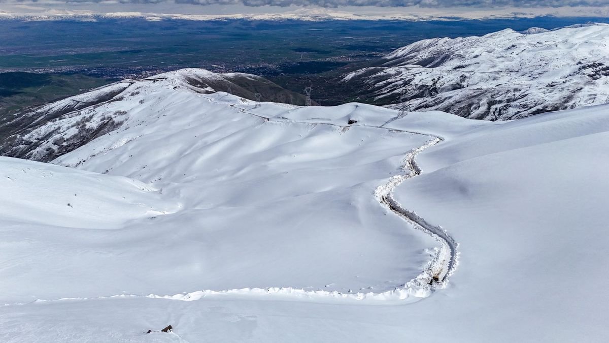 Muş'ta İl Özel İdaresi ekipleri, nisan ayında karla mücadele ediyor