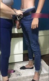 ”bir istek aldık, 18’liğe karımı siktirmek için.” diyen eleman, önce ”yaşın kaç?” diye soruyor, 18 yaşındaki zargana ise, ”18 yaşındayım, kanımızın hızlı aktığı zamanlar.” diye cevap veriyor. Ardından Milf ve oğlan soyunuyor. Önce condom taksa da, kocası ”rahatsız oluyorsan çıkar.” diyor, eleman da çıkarıp milfe çakmaya başlıyor. Elinde kamerayla direktifler veren koca bir süre sonra genç oğlanın boşalamadığını fark ediyor. en son kendi eliyle siki sıvazlayıp boşaltırken, ”sana nazik davranmak lazımmış ya.” diyor ve kapanış. – İzle | TurkIfsaLife