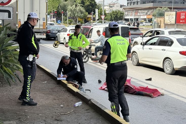 Yol kenarında mendil satarken tırın altında kalan kadın hayatını kaybetti