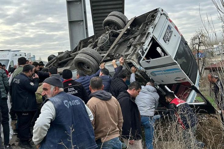 Ankara'da katliam gibi kaza! Otobüs üst geçide çarptı