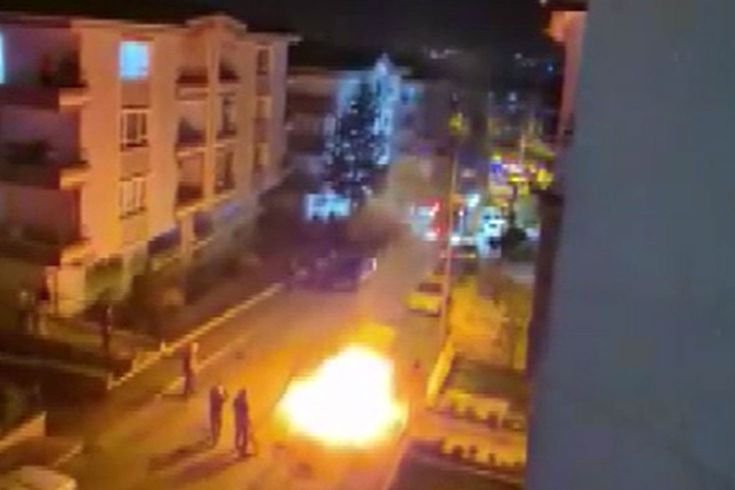 Kayınvalidesinin evinin önünde aracını yakıp, havaya ateş açtı